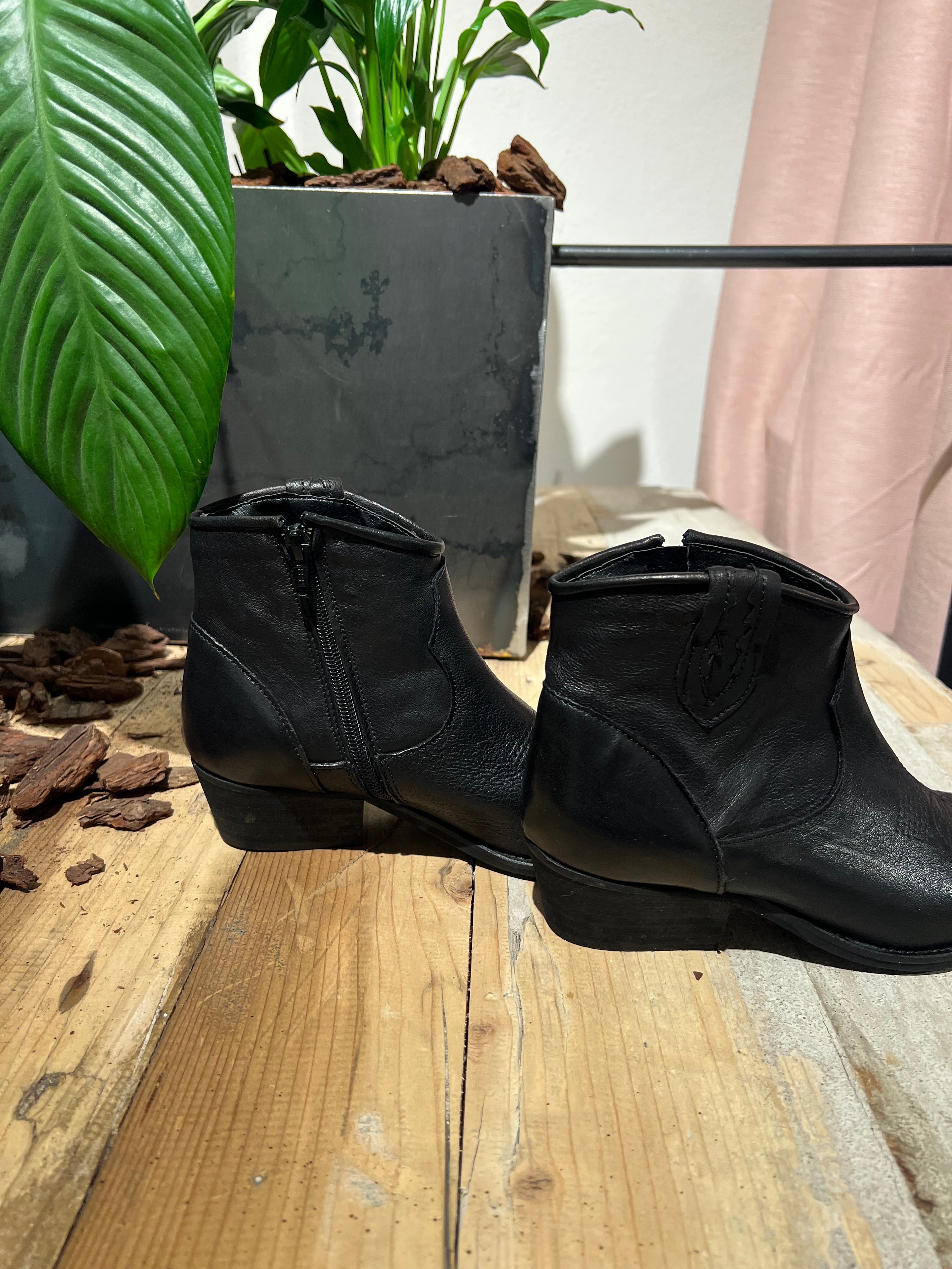 Texani pelle ricami nero