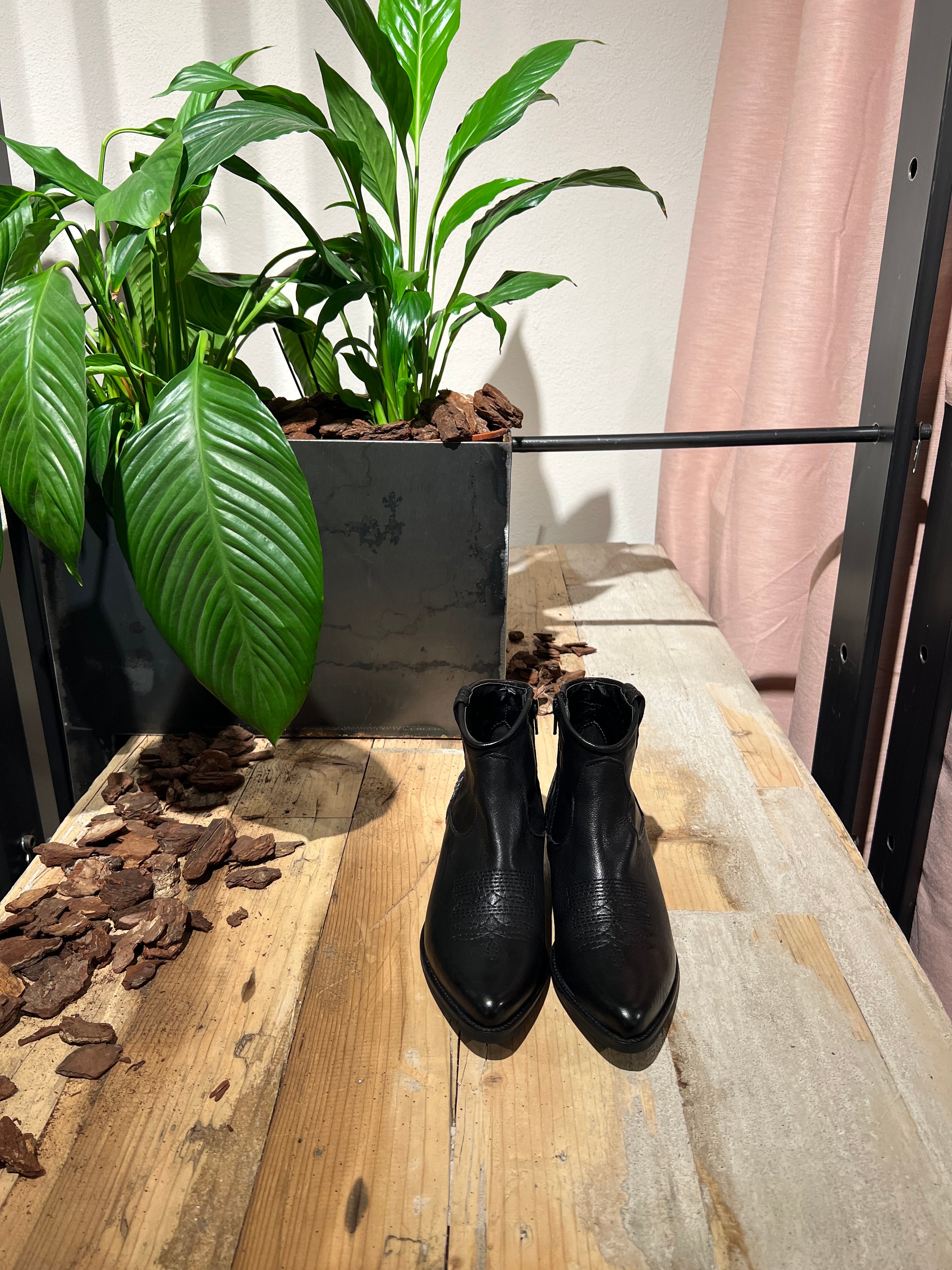 Texani pelle ricami nero