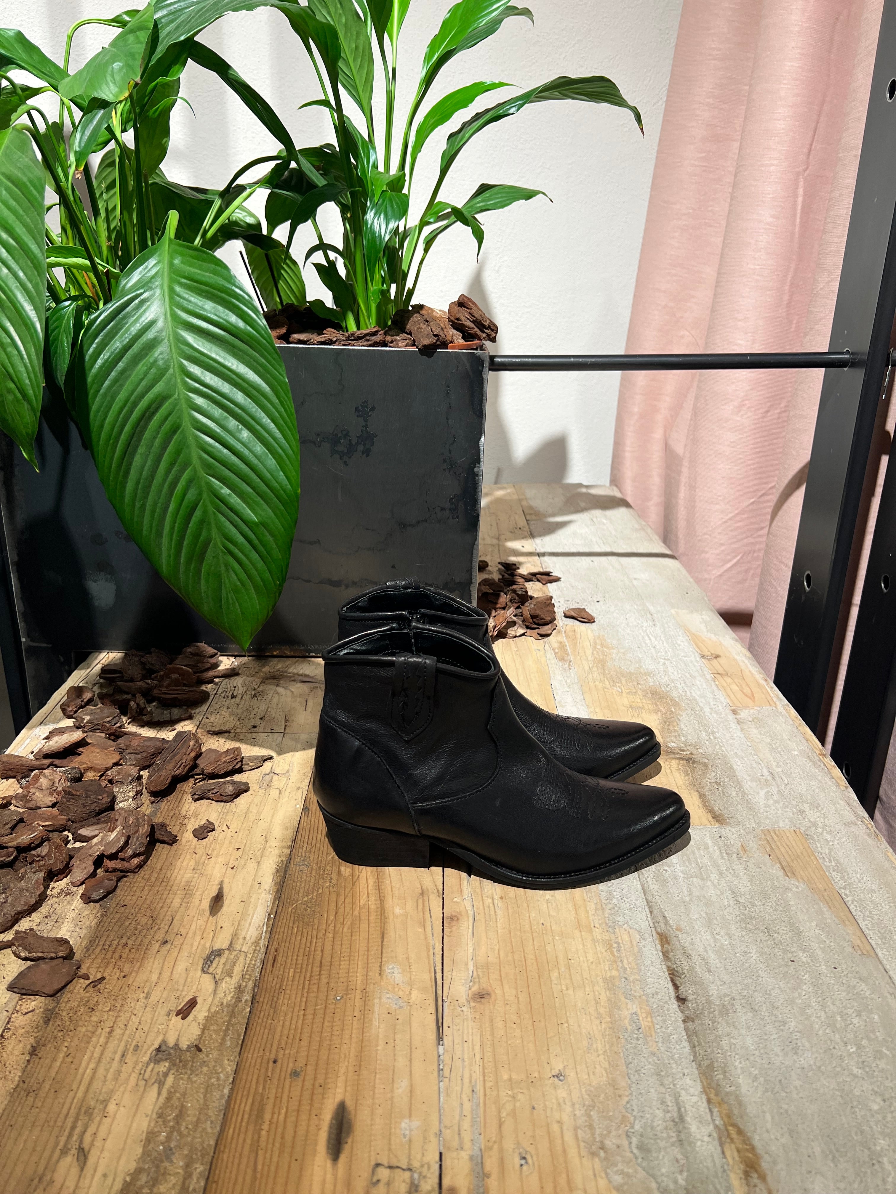 Texani pelle ricami nero