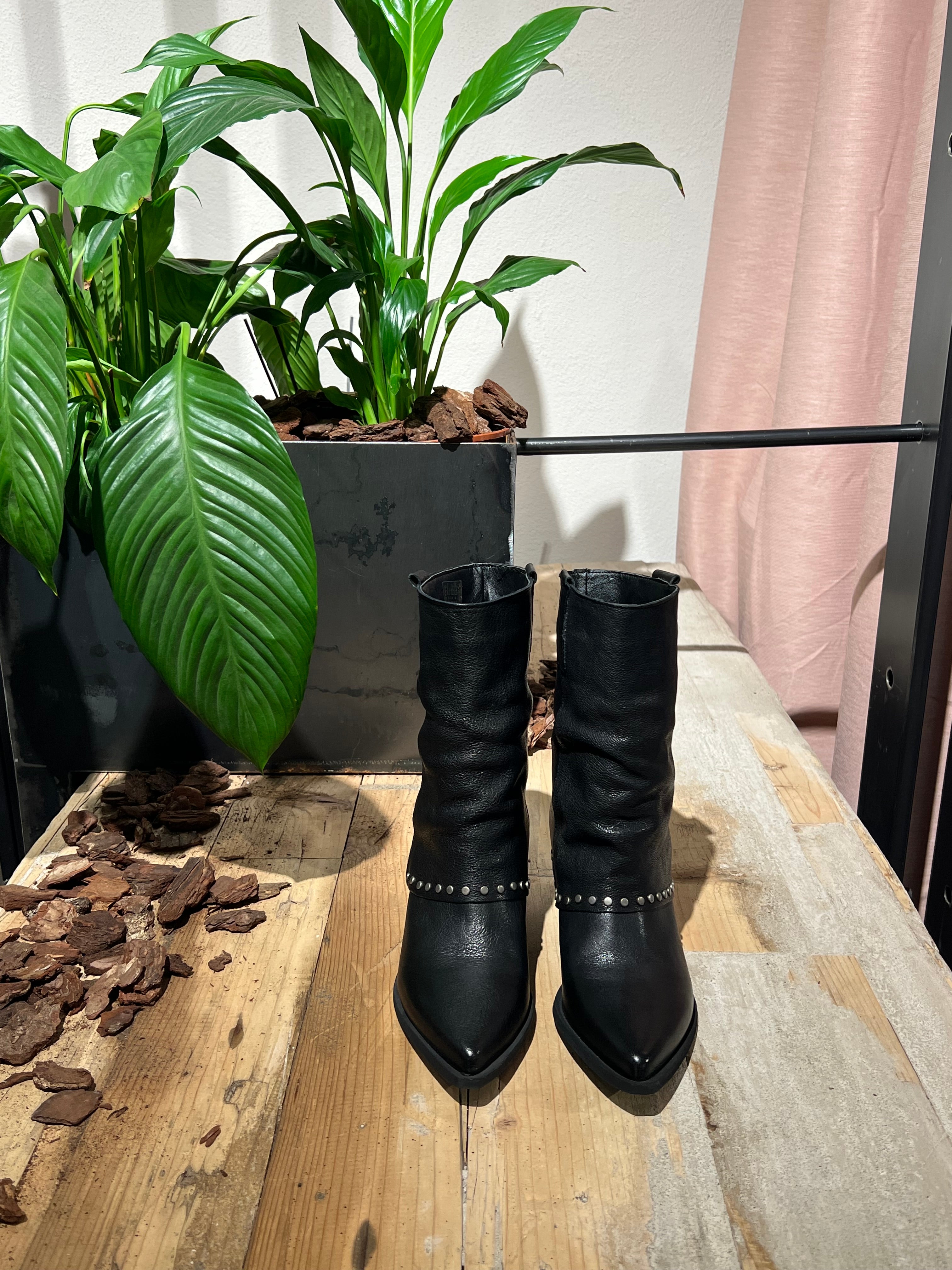 Texani pelle borchie nero