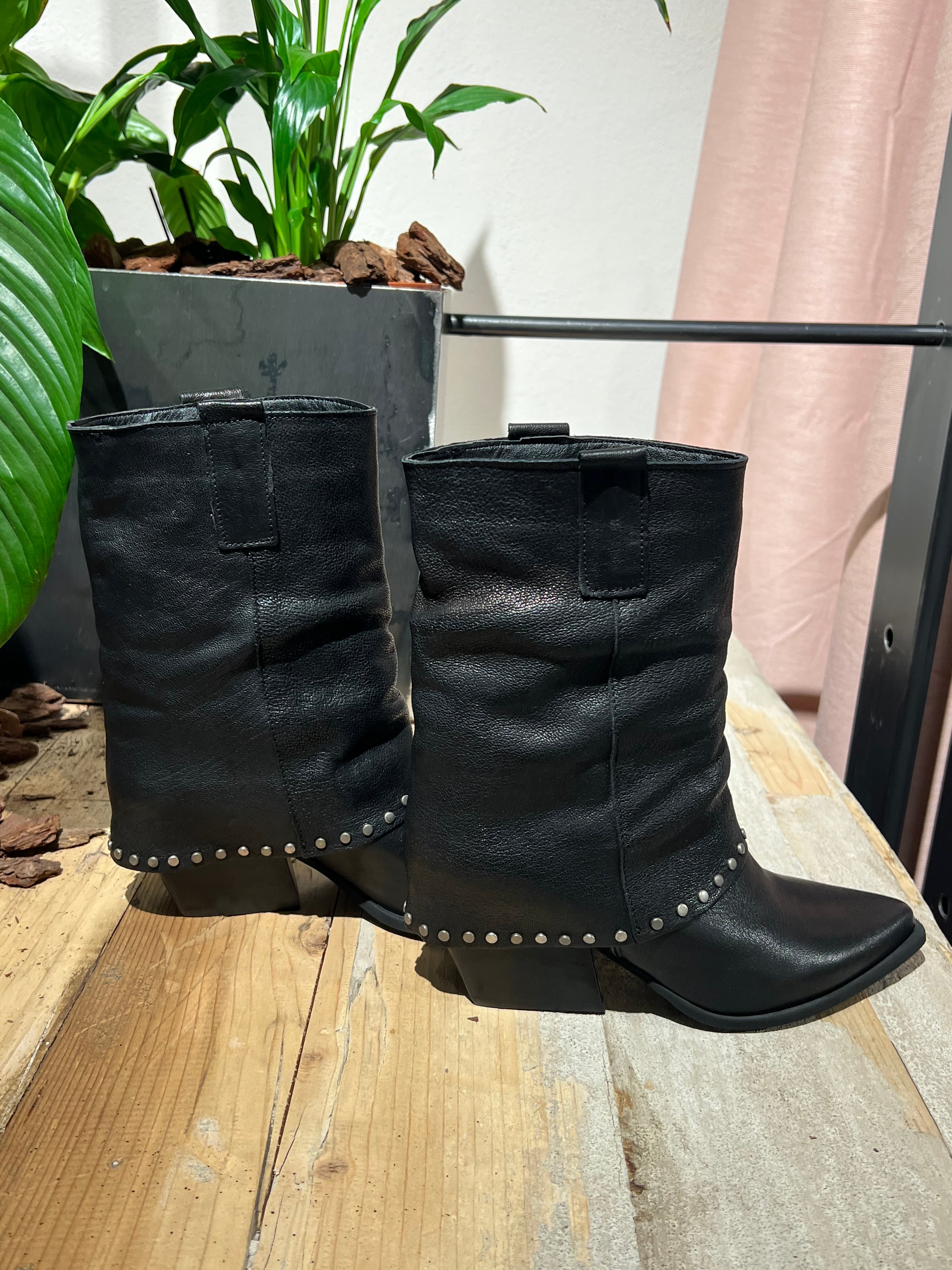 Texani pelle borchie nero