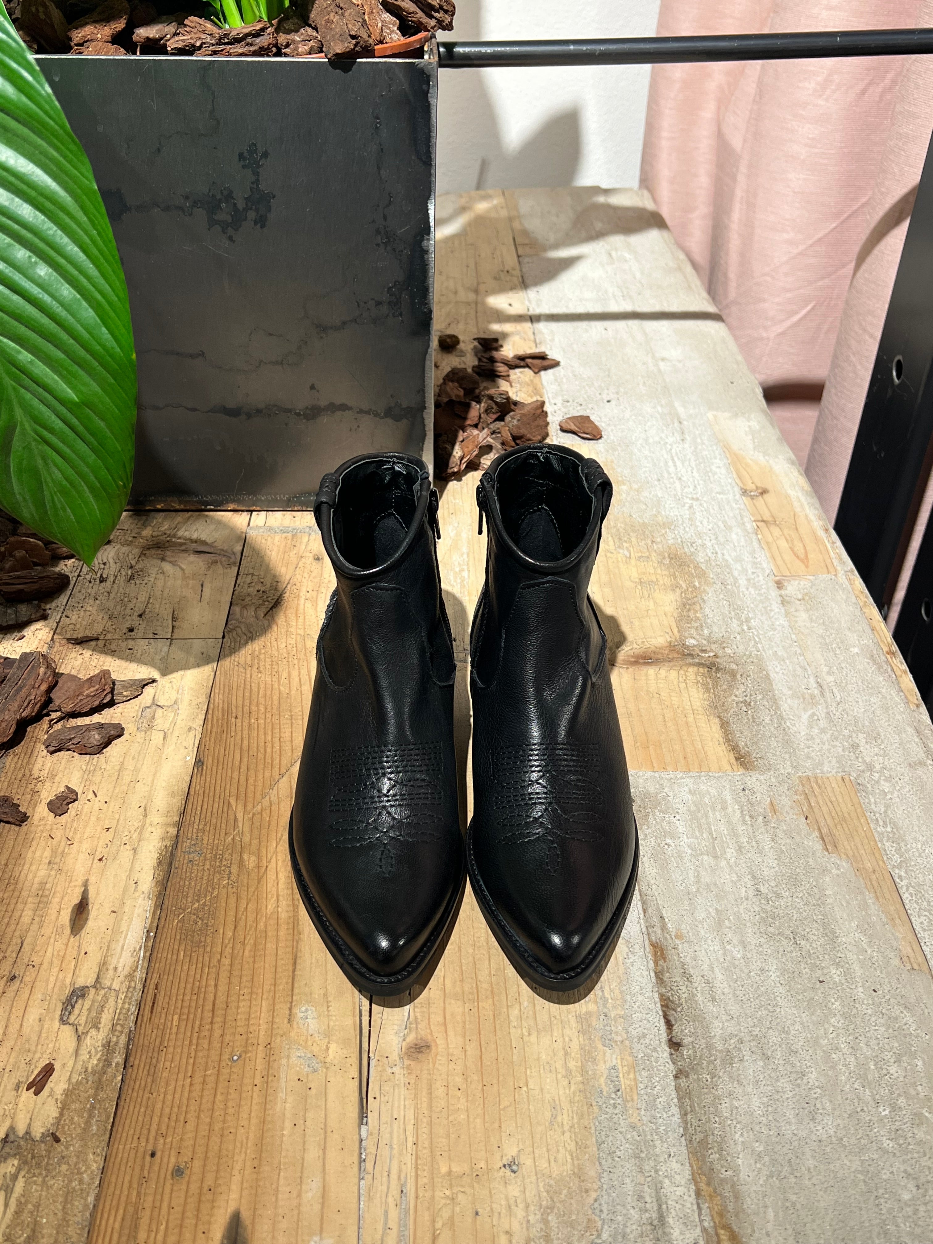 Texani pelle ricami nero